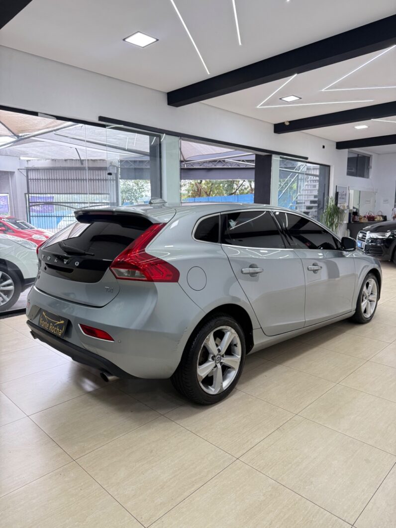 V40 T-4 MOMENTUM 2.0 Aut.